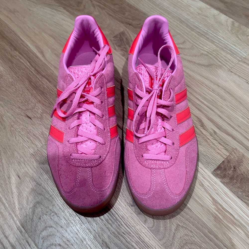 Limited Edition color (not sold on site anymore) size 8.5 women’s. Never worn!
